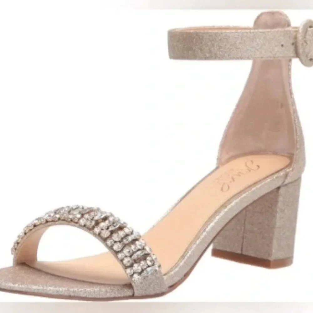 Jewel Badgley Mischka step out